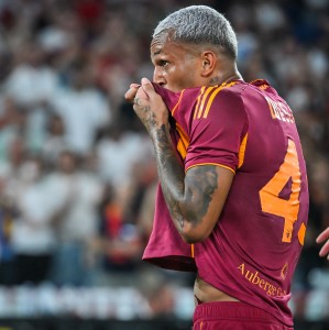 在线体育-巴媒：曼城有意罗马右后卫韦斯利，预计1月31前会送上报价