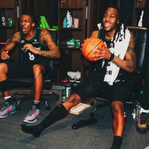 体育赛事-圆满纪念！多森姆赛后收获本场比赛用球